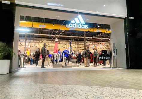 La nueva tienda Adidas Outlet con prendas originales y con .